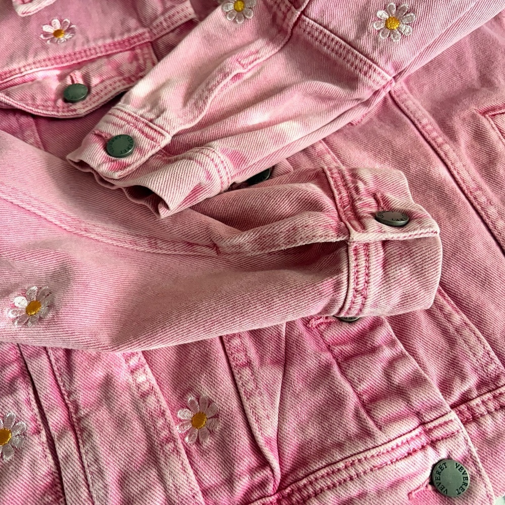 Veveret Daisy Print Button Up Pink Boutique Denim Jacket, Medium - Picture 10 of 15